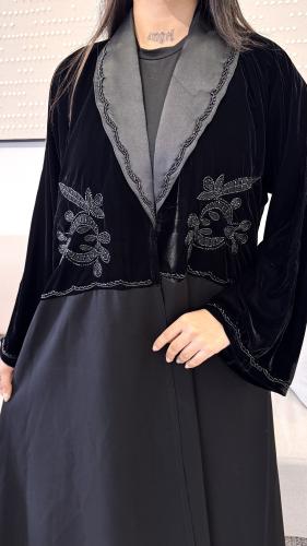 عباية فاخرة مزينة بشك أسود من قماش المخمل مع كتان