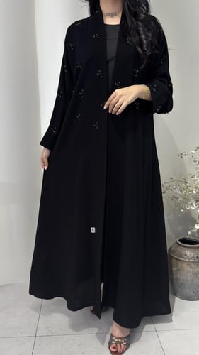 عباية أنيقة مزينة بشك ناعمة