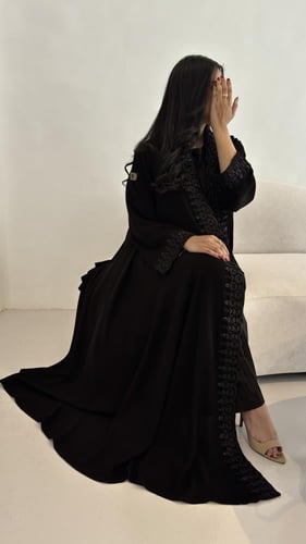 عباية كلوش مزينة بتطريز مع شك ناعمه