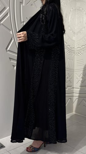 عباية طبقتين شيفون مزينة بكرستال على الجوانب والأك...