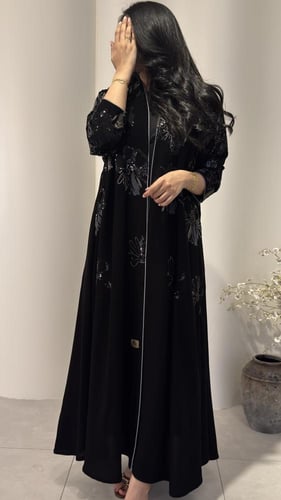 عباية مزينة بخيوط ترتر فخمه