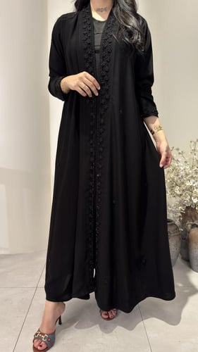 عباية فاخرة مزينة بشك أسود على الأمام
