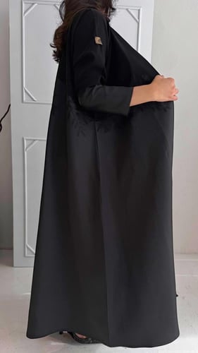 عباية مطرزه بتدخيلات قماش التفته مع الكريب