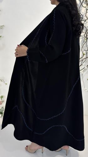عبايه أنيقه مزينة بخطوط تطريز مع الشك