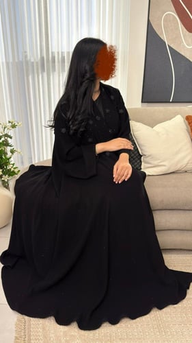 عباية كلوش مزينة باللولو والكرستال فخمه