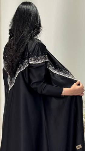 عباية تفتة مزينة بشك فضي أنيقة