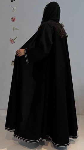 عباية دبل كلوش بتطريز ابيض ناعمة