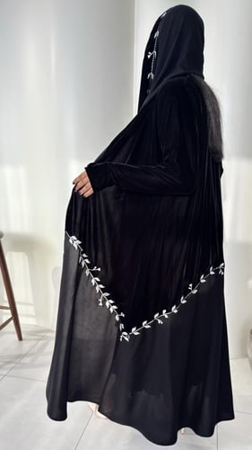 عبايه مخمل مزينة بتطريز يدوي مايل أنيق