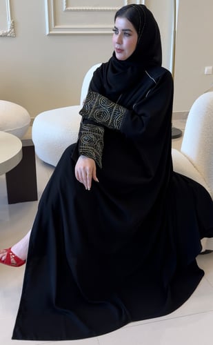 عباية بقصة الفراشة مزينة بشك على الأكمام