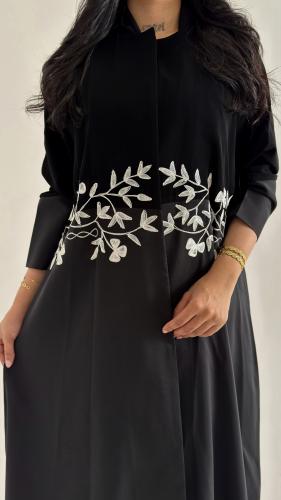 عباية بتطريز ملون بتدخيلات قماش التفته مع الكريب