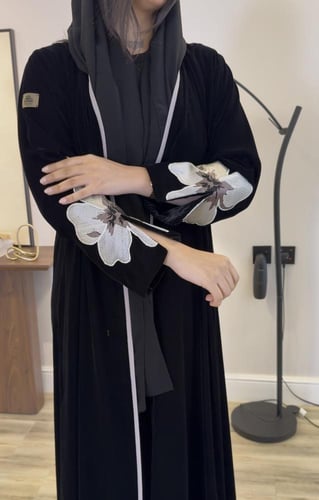 عباية مخمل بأكمام مطرزة ناعمة