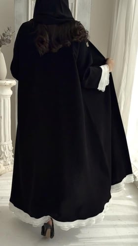 عباية كريب مزينة بكسرات مع شك على الكم وتحت