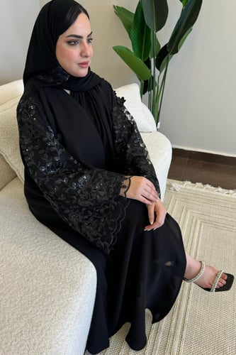 عباية كلوش مزينة بشك في الكم