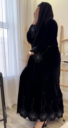 عباية مخمل مزينة بتطريز على الكم والأسفل