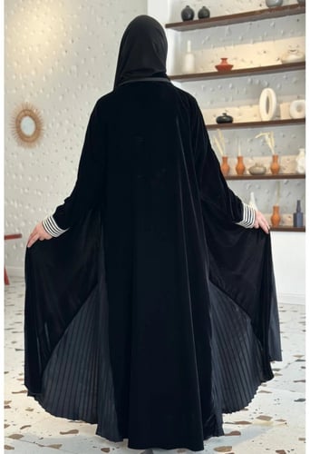 عباية شتوية من المخمل الأسود والكسرات الجانبية