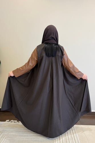 عباية رسمية بقماش الجوخ المقلم مع أكمام جلد بني