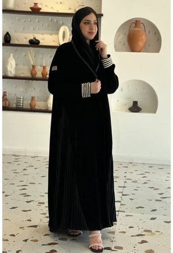 عباية شتوية من المخمل الأسود والكسرات الجانبية