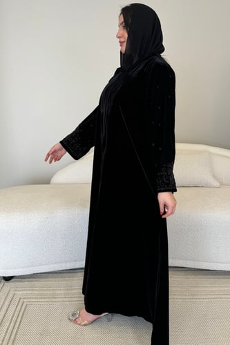 عباية مخمل بأكمام شك أسود