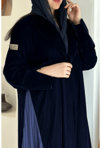 عباية مخمل كحلي مع كسرات جانبية