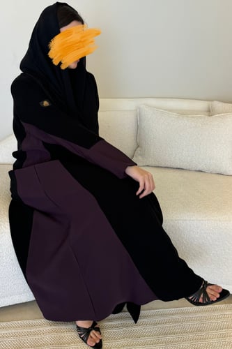 عباية فاخرة بتدخيلات ملونة في الجوانب مع خطوط طولي...