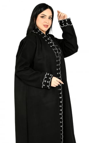 عباية شتوية من الجوخ الكوري بتطريز ابيض