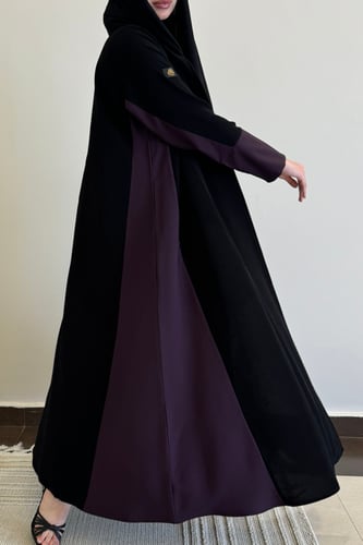 عباية فاخرة بتدخيلات ملونة في الجوانب مع خطوط طولي...