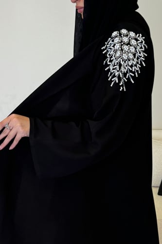 عباية كريب بشك فضي على الكتف