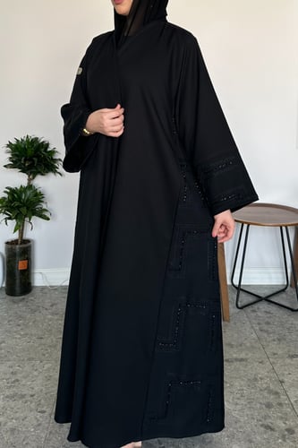 عباية كلوش بتطريز اسود مع كرستال