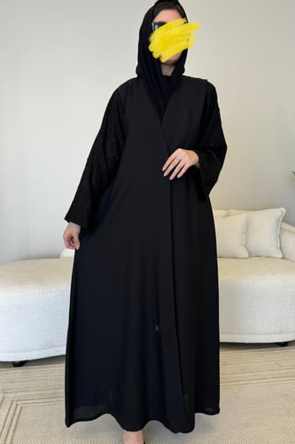 عباية كريب بشك أسود على الاكمام