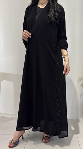 عباية طبقتين شيفون مزينة بكرستال على الجوانب والأك...