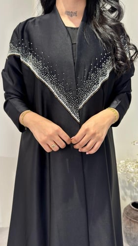 عباية تفتة مزينة بشك فضي أنيقة