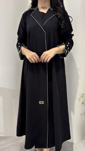 عباية رسمية مزينة بشك ملون مع كسره من الخلف مميزه