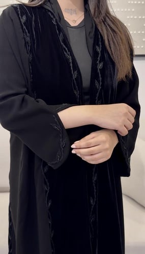 عباية شتوية بتدخيلات المخمل مع الجوخ مع شك فاخرة