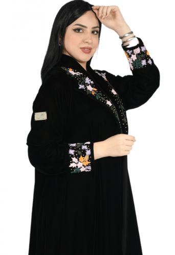 عباية شتوية من المخمل الاسود بنقش ملون يدوي