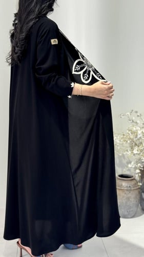 عباية كلوش مطرزه بشك أنيقة