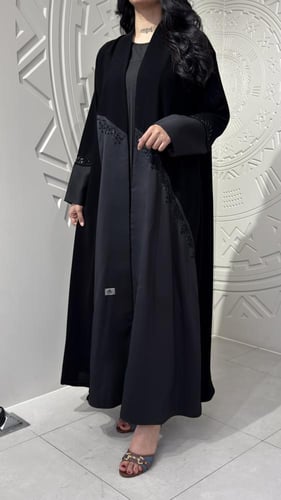 عباية كريب ملكي بتدخيلات تفته مزينة بشك أسود أنيقه