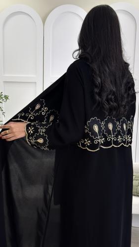 عبايه سوداء مزينه بتطريز مع شك أنيقه