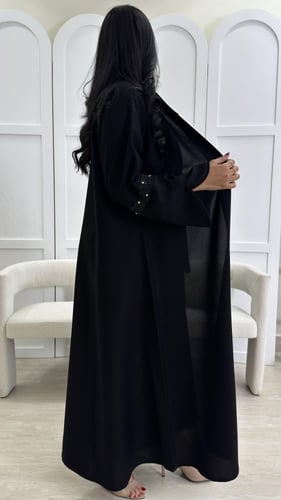 عباية فاخره مزينه بشك ناعم على الكم