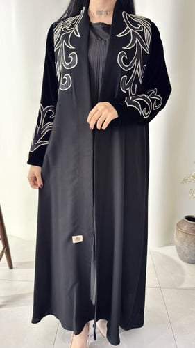 عبايه فاخره مطرزه بتدخيلات المخمل مع الكريب