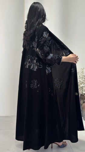 عباية مزينة بخيوط ترتر فخمه