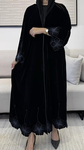 عباية مخمل مزينة بتطريز على الكم والأسفل