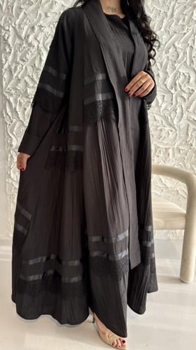 عبايه تربل كلوش قماش لنن مزينه بدانتيل فاخره