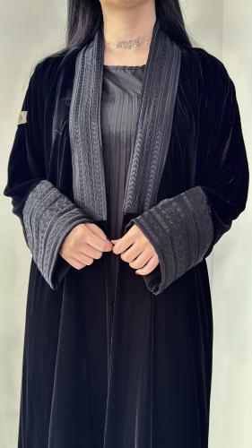 عبايه مخمل مزينه بتطريز على الأمام والكم