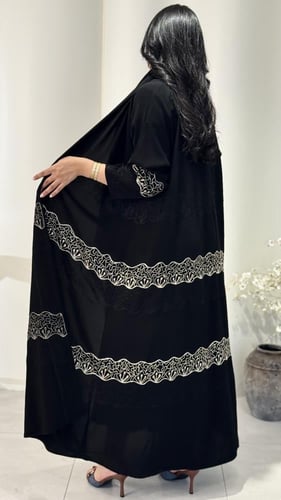 عباية فاخرة مزينة بتطريز يدوي أنيق