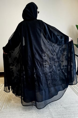 عباية سوداء فاخرة بتطريز أسود