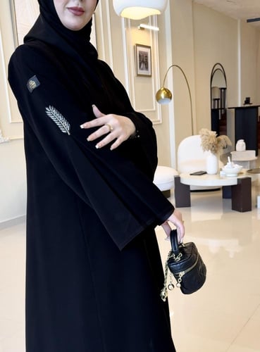 عباية كلوش مزينة بكسرة على الكم والخلف مع شك ناعمة