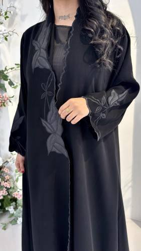عبايه فاخره بتطريز على الأمام والكم أنيقه
