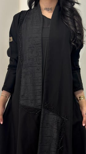 عباية بتدخيلات كريب جاكار مع شك مميزه