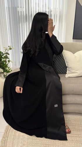 عباية كريب ملكي بتدخيلات تفته مزينة بشك أسود أنيقه