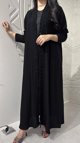 عباية فاخرة مزينة بشك أسود على الأمام